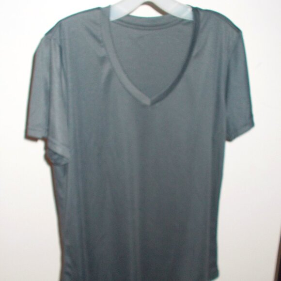 $7 Summer Sale! NWOT Dryfit tshirt in gray in L - Picture 1 of 1